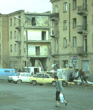 Ein vonm Erdbeben verschttetes Haus in Gumry, dem ehemaligen Leninakan. Das Erdbeben ging 1988 durch die Medien.