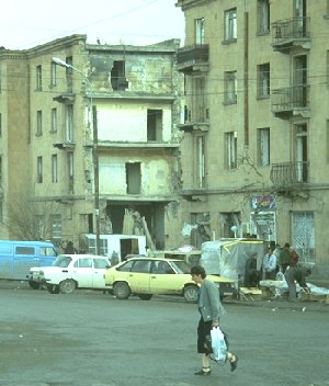 Ein vonm Erdbeben verschüttetes Haus in Gumry, dem ehemaligen Leninakan. Das Erdbeben ging 1988 durch die Medien.